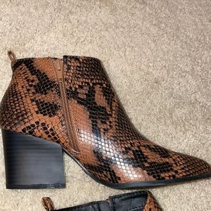 S17 - NWOT faux brown & black snakeskin booties
